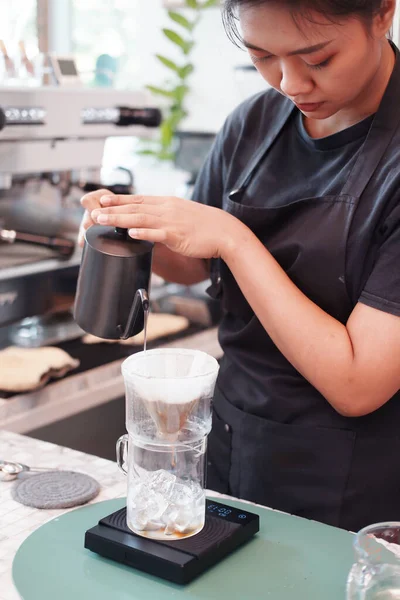 Mosolygó Ázsiai Barista Fiatal Visel Kötényt Öntés Kézműves Forró Fekete — Stock Fotó