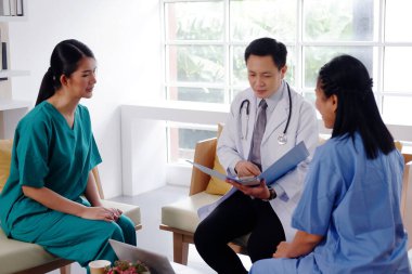 Ciddi bir Asyalı başhekim, cerrah doktorla buluşup beyin fırtınası yapacak. Kadınlar mavi ve yeşil ameliyat önlüğü giyiyor. Hastane odasındaki salgınla başa çıkmak için tıbbi ekip.