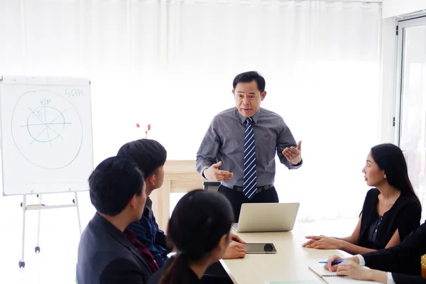 Senior Asiatico Uomo Manager Successo Sta Incontrando Brainstorming Con Personale — Foto Stock