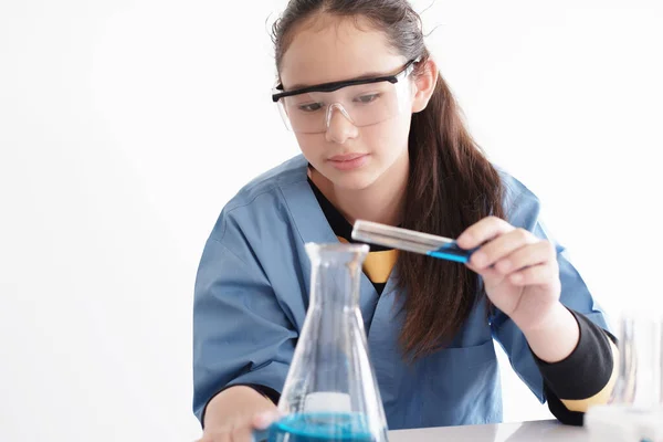 笑顔白人の学生や生徒の女の子は 化学と科学のための研究とテストです 彼女は学校の実験室で実験している 教育と知識の概念 — ストック写真