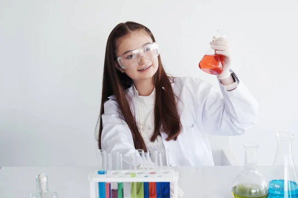 笑顔白人の女の子の学生は 化学と科学のための研究とテストのための研究であります 彼女は学校の実験室で実験している 教育と知識の概念 — ストック写真