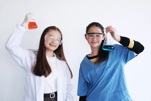 笑顔白人の女子学生は一緒に化学と科学の勉強とテストです 彼女は学校の実験室で実験している 教育と知識の概念 — ストック写真