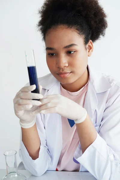 微笑的非洲黑人女学生正在学习和测试化学和科学 她正在学校的实验室里做实验 教育和知识概念 — 图库照片