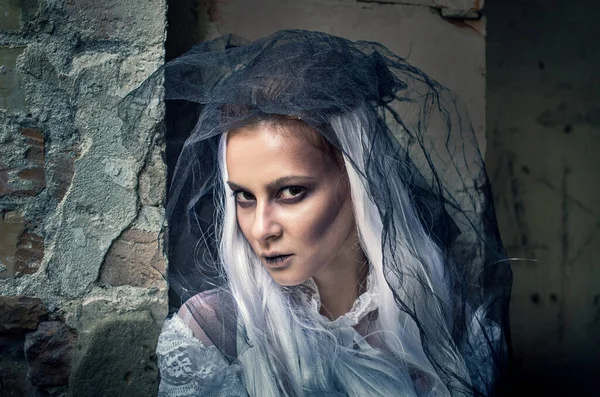 結婚式のドレスで美しい魔女 ハロウィン吸血鬼花嫁 — ストック写真