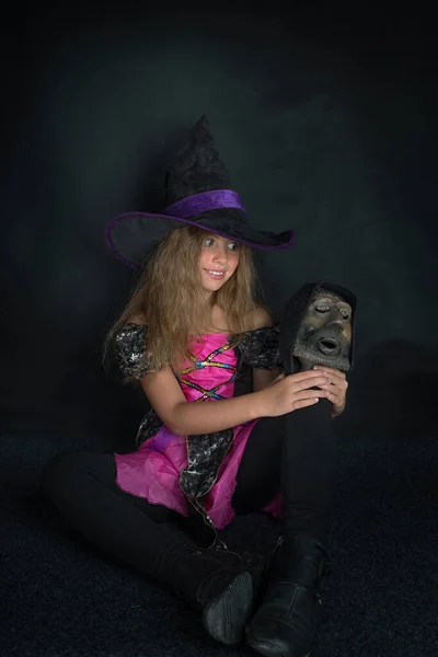 Egy Boszorkánynak Öltözött Lány Egy Széles Karimájú Halloween Kalap Egy — Stock Fotó