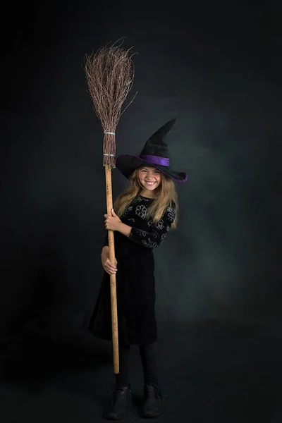 Niña Sobre Fondo Oscuro Disfrazada Bruja Sombrero Ala Ancha Con —  Fotos de Stock