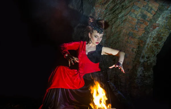 Cadılar Bayramı Gecesinde Bir Cadının Suretinde Bir Kadın Ateşin Yanında — Stok fotoğraf