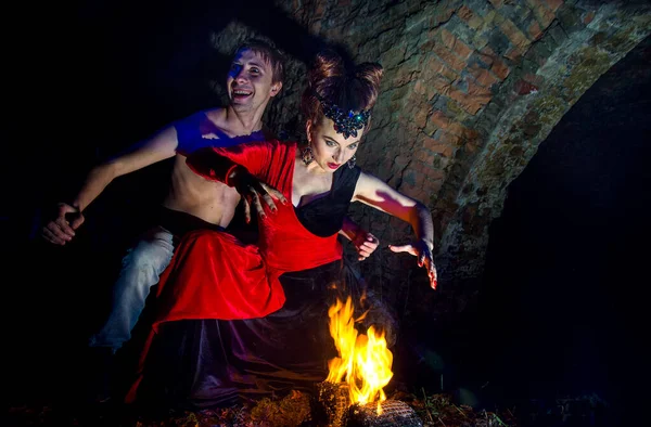 Cadılar Bayramı Ölü Vampirlerin Cadıların Görüntüleri Vampirler Ateşin Yanında Hokkabazlık — Stok fotoğraf