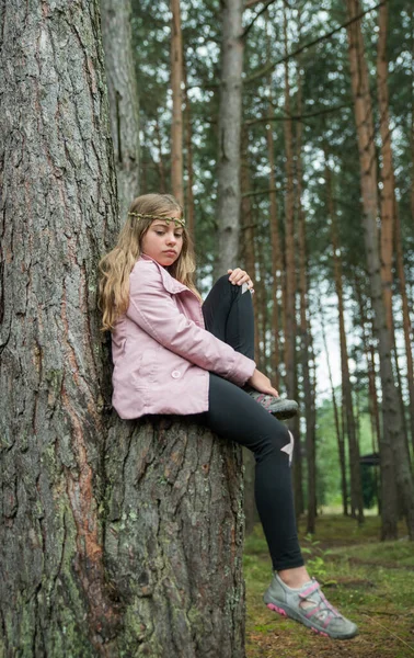 Menina Triste Floresta Entre Árvores — Fotografia de Stock
