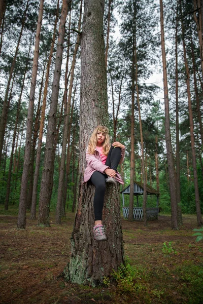 Smutná Dívka Lese Mezi Stromy — Stock fotografie