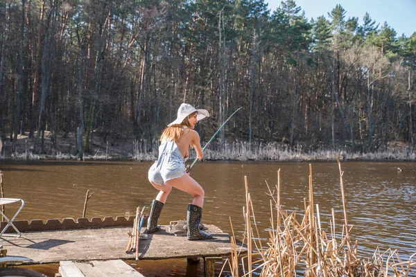 Una Chica Para Orilla Lago Del Bosque Captura Peces Con — Foto de Stock