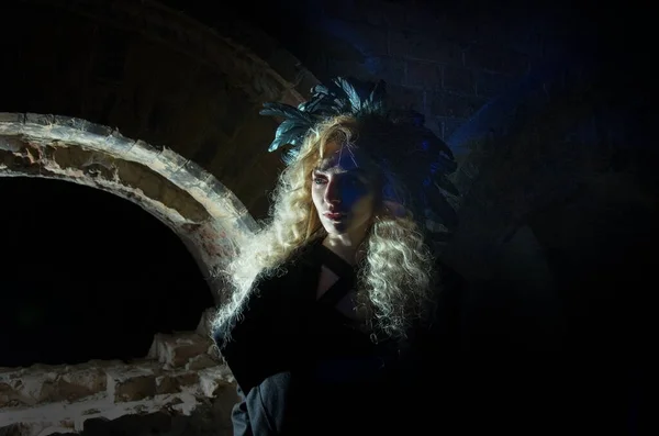 Cadılar Bayramı Gecesi Tüylü Parlak Kostümlü Bir Cadı Suretinde Bir — Stok fotoğraf