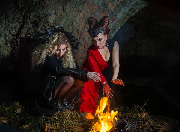 女巫们在万圣节的夜晚被火召唤 — 图库照片