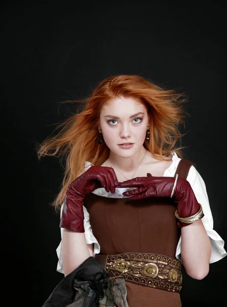 Kızıl Saçlı Bol Saçlı Kırmızı Eldivenli Bir Kızın Portresi — Stok fotoğraf