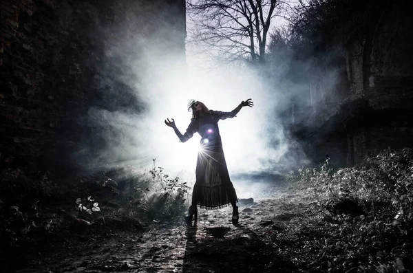 Молодая Ведьма Танцует Колдует Ночь Хэллоуина Дыму Свете Празднике Мертвых — стоковое фото
