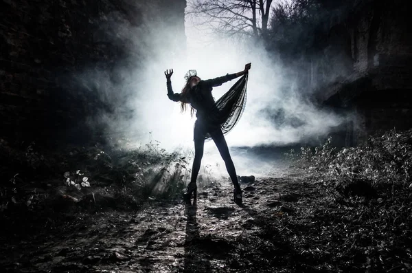 Genç Bir Cadı Cadılar Bayramı Gecesi Ölüler Festivalinde Duman Işık — Stok fotoğraf