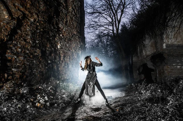 Молодая Ведьма Танцует Колдует Ночь Хэллоуина Дыму Свете Празднике Мертвых — стоковое фото
