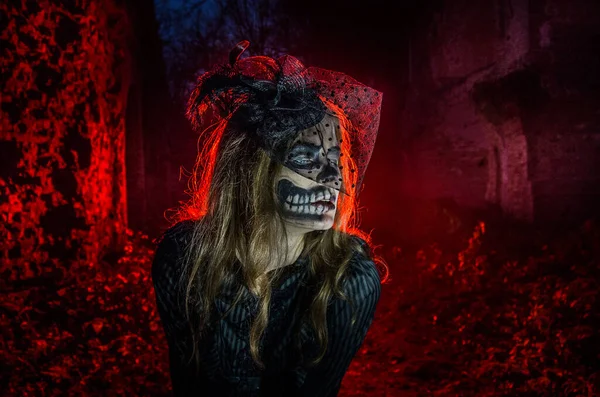 Vampir Suretinde Bir Kızın Portresi Bir Zombi Cadılar Bayramı Makyajı — Stok fotoğraf