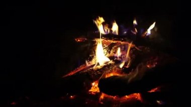 Ateş gece yanar. Alevler ve kıvılcımlar gecenin içine uçar.