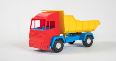 Kamyon. Plastik oyuncak, çok renkli arabalar beyaz arka planda izole edilmiş..
