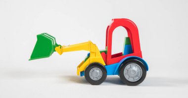 Kazıcı. Plastik oyuncak, çok renkli arabalar beyaz arka planda izole edilmiş..
