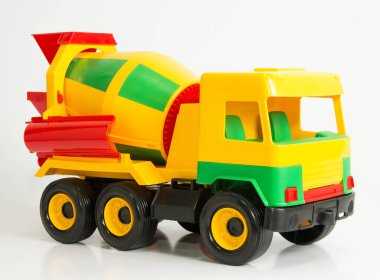 Beton taşımak için kamyon. Çocuklar için çok renkli plastik oyuncak arabalar.