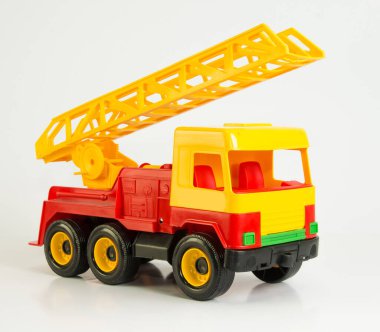 İtfaiye. Çocuklar için çok renkli plastik oyuncak arabalar.