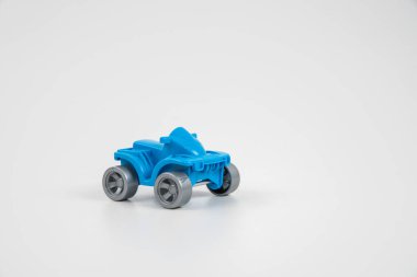 Çok renkli plastik oyuncak araba. Otobüsler. Ekipman.