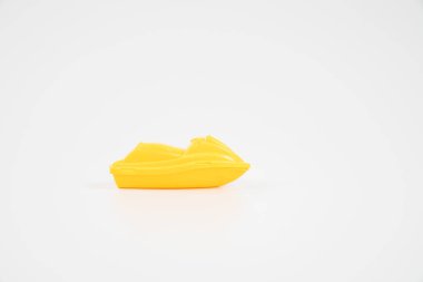 Sarı plastik oyuncak tekne..