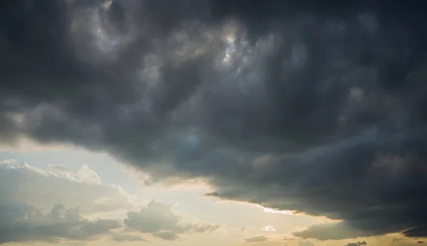 Dunkle Gewitterwolken Bei Sonnenuntergang — Stockfoto