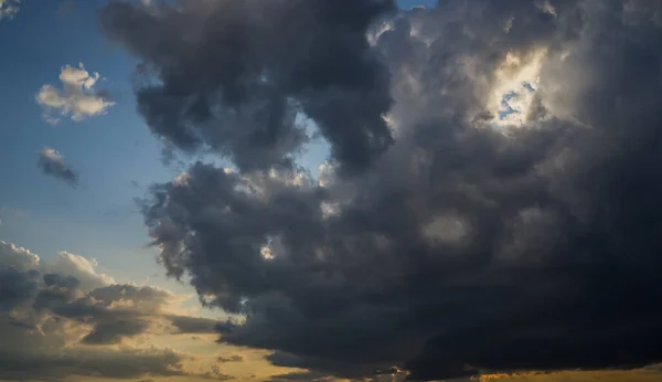 Dunkle Gewitterwolken Bei Sonnenuntergang — Stockfoto