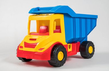 Kamyon. Plastik oyuncak, çok renkli arabalar beyaz arka planda izole edilmiş..