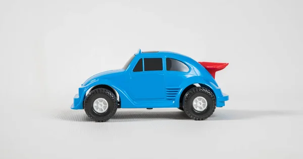 Kleine Personenauto Plastic Speelgoed Veelkleurige Auto Geïsoleerd Witte Achtergrond — Stockfoto