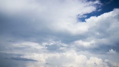Fırtınadan önce güzel, yağmurlu, kara bulutların oluşumu. Dijital Sinema Bileşimi için Zaman Hızlandırılmış Hava ve Bulutlu Konsept