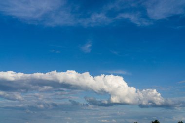 Akşam gökyüzünde bulutlar. Ay..