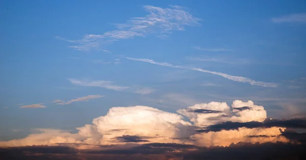 Schwere Abendwolken Blauen Himmel — Stockfoto