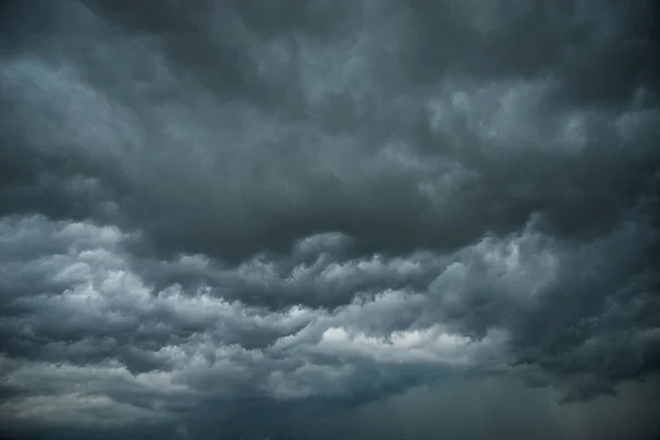 Tempo Tempestuoso Nuvens Escuras — Fotografia de Stock