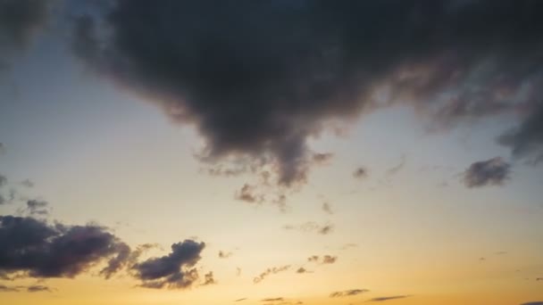 日没の夕方の雲の動き。夜の秋. — ストック動画