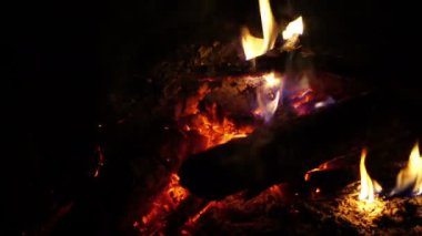 Ateş gece yanar. Alevler ve kıvılcımlar gecenin içine uçar.