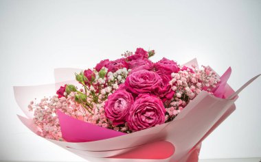 Büyük bir bukette bir sürü kırmızı gül..