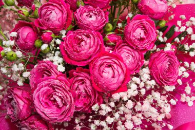 Büyük bir bukette bir sürü kırmızı gül..