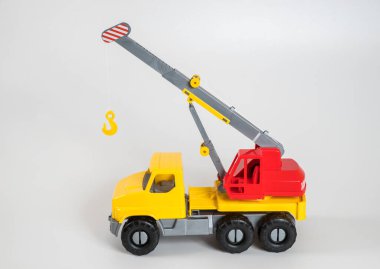 Beyaz arka planda çok renkli plastik çocuk arabaları..