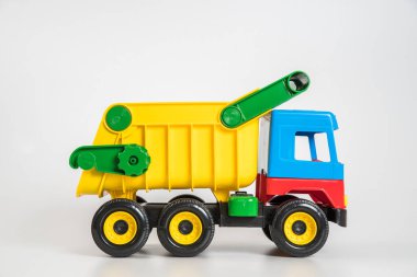 Beyaz arka planda çok renkli plastik çocuk arabaları. Kamyon.