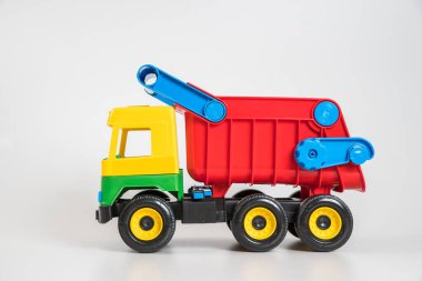 Beyaz arka planda çok renkli plastik çocuk arabaları. Kamyon.