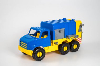 Beyaz arka planda çok renkli plastik çocuk arabaları..