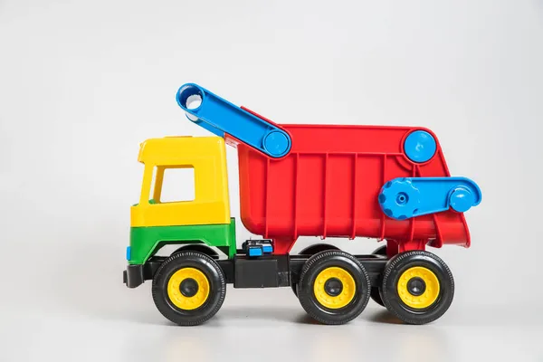 Wielokolorowe Plastikowe Samochody Zabawki Dla Dzieci Białym Tle Ciężarówka — Zdjęcie stockowe
