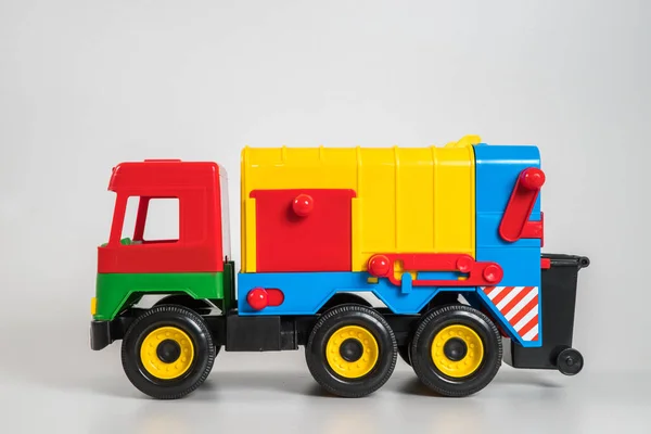 Multi Gekleurde Plastic Kinderspeelgoed Auto Een Witte Achtergrond — Stockfoto