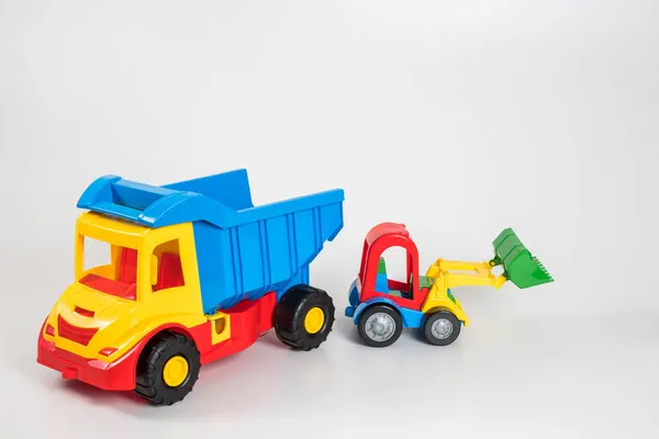Wielokolorowe Plastikowe Samochody Zabawki Dla Dzieci Białym Tle — Zdjęcie stockowe