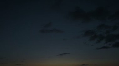 Gün doğumunda bulutların hareketi. Sabahın başlangıcında. Dawn..
