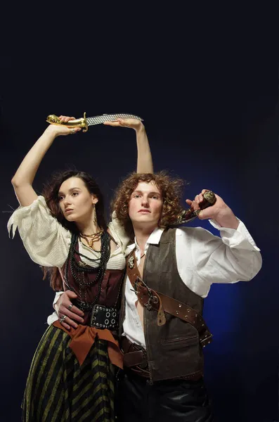 Un ragazzo e una ragazza in costume da pirata. — Foto Stock